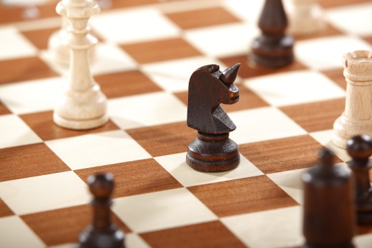 封面圖片|國際象棋中的馬子成為焦點,周圍有其他棋子